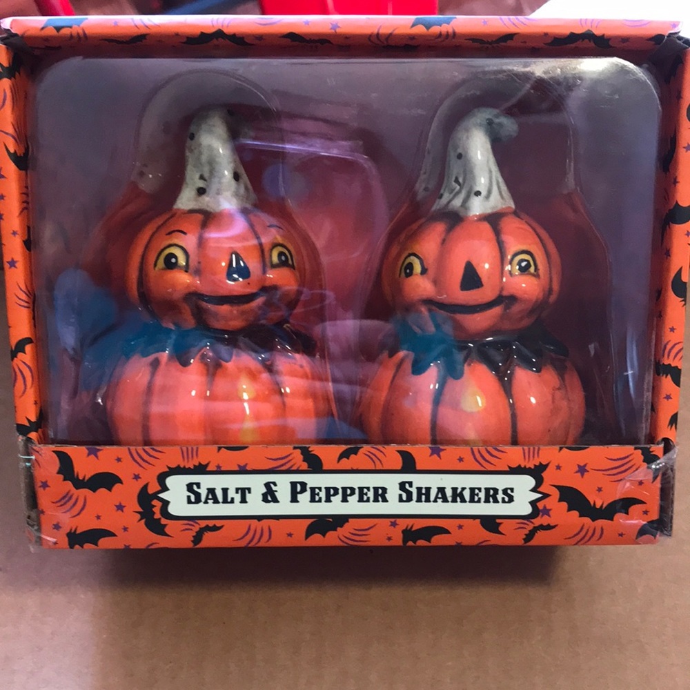 NWT Johanna Parker pumpkin salt and pepper shakers